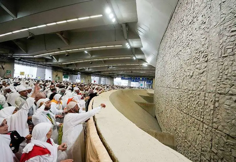 In Mina werp je symbolisch stenen naar de drie zuilen (jamarat), wat het afwijzen van zonde en verleiding symboliseert.